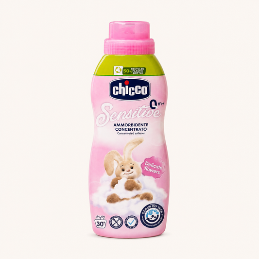 Chicco Sensitive Delicate Flowers 750 ml softener bottle — beige studio photo